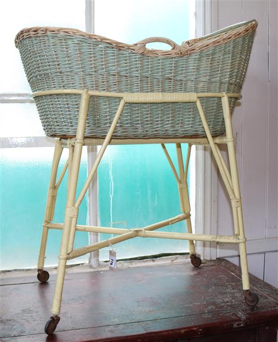 Wicker cot